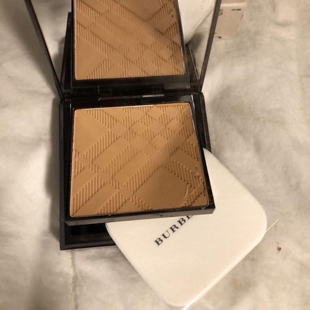 Burberry fresh glow compact